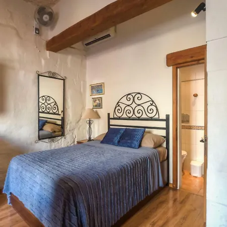 Incredible Location On St George's Square * Victoria
