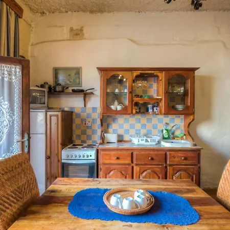 Incredible Location On St George's Square * Victoria